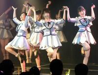 ＮＭＢ４８チームＮメンバーとして最後のステージを務める柏木由紀（中央）＝大阪市中央区のＮＭＢ４８劇場