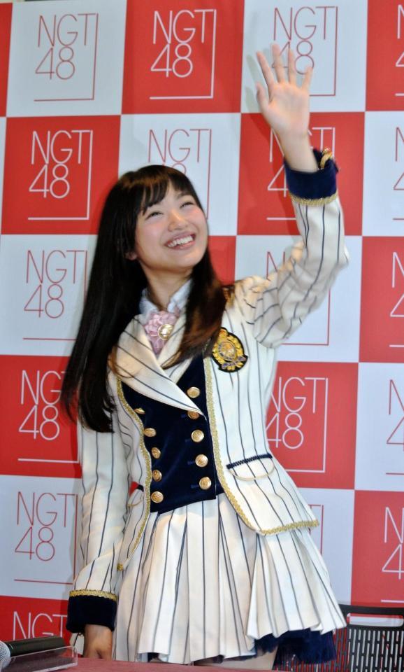 ＮＧＴ４８としての初会見でファンの大歓声に手を振って応える北原里英＝新潟市