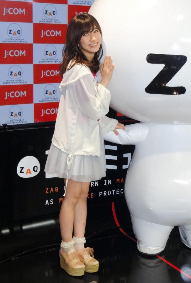 ざっくぅを抱きしめる石田晴香＝東京スカイツリー