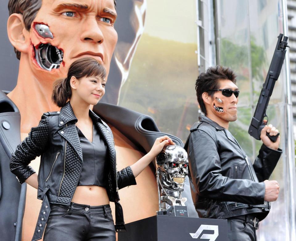 サラ・コナーとＴ-８００に扮して「ターミネーター」のイベントに登場した西内まりやと篠原信一＝東京・新宿