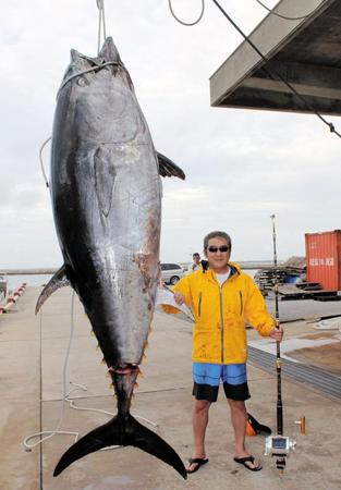 ３６１キロのマグロを釣り上げた松方弘樹＝石垣島漁港
