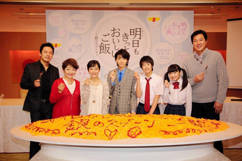 　制作発表に登場した（左から）山田純大、藤田弓子、富田靖子、高杉真宙、前田旺志郎、田附未衣愛、川合俊一＝都内