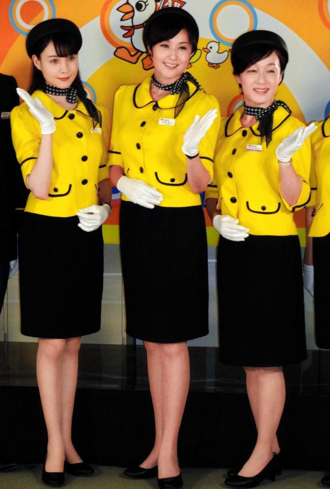 　バスガイド姿でポーズを決める（左から）トリンドル玲奈、藤原紀香、キムラ緑子＝東京メディアシティ