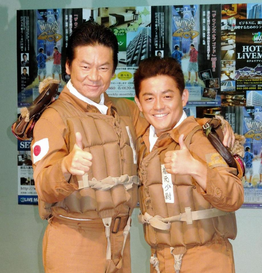 “戦友”として共演する今井雅之（左）と井戸田潤＝東京都港区の黛アートサロン