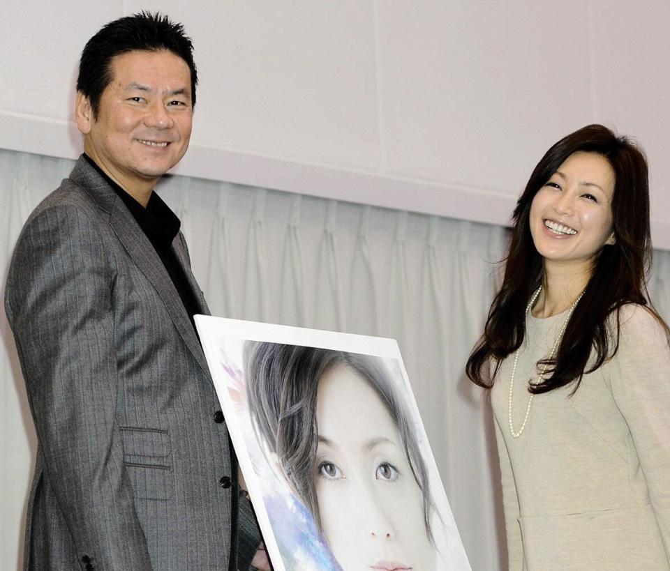舞台の製作会見で笑顔を見せていた今井雅之さんと（左）と酒井法子＝2012年11月24日