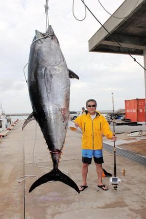 ３６１キロのマグロを釣り上げた松方弘樹＝２０１５年５月２７日撮影
