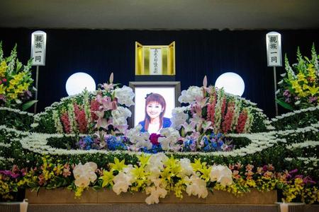 　今いくよさんの遺影が飾られた祭壇