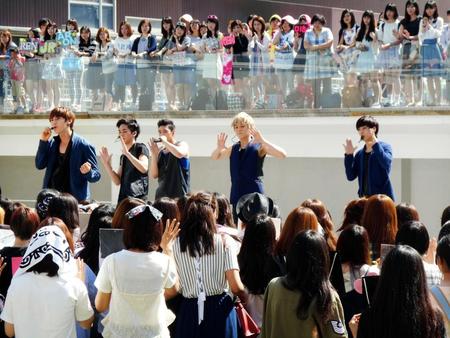 ニューシングル発売記念イベントでライブを披露したＮＵ＇ＥＳＴ＝東京・ララポート豊洲