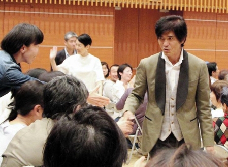 町民と握手して退場する佐藤浩市（手前）と樋口可南子＝北海道・美瑛町