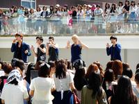 ニューシングル発売記念イベントでライブを披露したＮＵ＇ＥＳＴ＝東京・ララポート豊洲