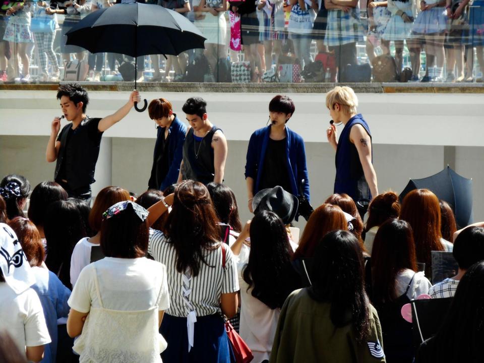 ニューシングル発売記念イベントでライブを披露したＮＵ＇ＥＳＴ＝東京・ララポート豊洲