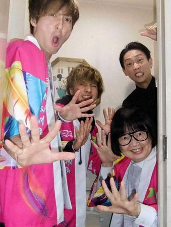 　大木凡人（右）が大動脈解離を発症した自宅トイレで、加入をオファーしたフラチナリズムの３人（１人はバイトで不在）＝都内