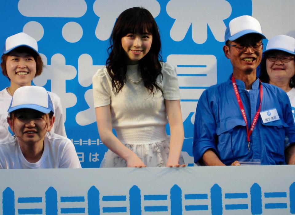 トークイベントに登場した福原遥（中央）＝東京・六本木ヒルズ