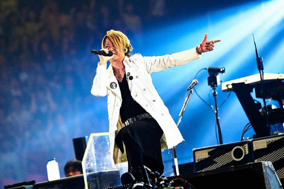 　10年ぶりの東京ドームで熱唱するＧＬＡＹのＴＥＲＵ