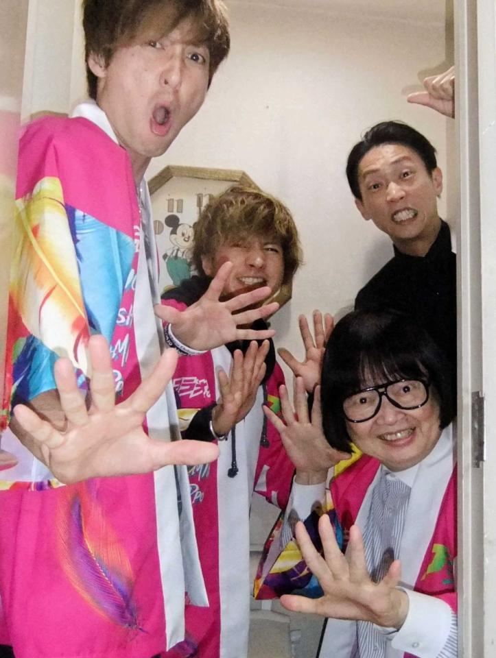 　大木凡人（右）が大動脈解離を発症した自宅トイレで、加入をオファーしたフラチナリズムの３人（１人はバイトで不在）＝都内