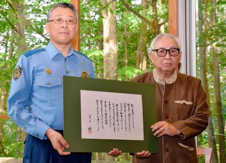 　書を贈った倉本聰氏（右）＝北海道富良野市