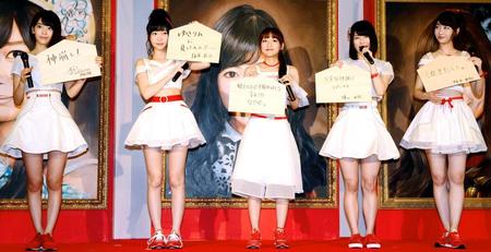 　総選挙への意気込みを絵馬に書く（左から）宮脇咲良、指原莉乃、高橋みなみ、横山由依、柏木由紀＝アーツ千代田３３３１（撮影・三好信也）