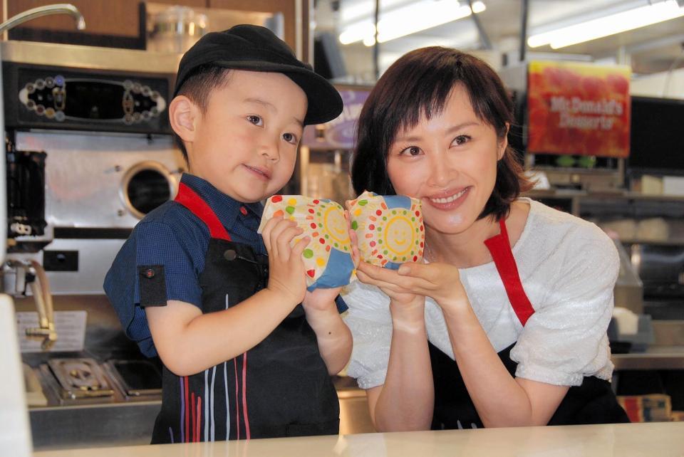 ７月再婚説を否定した山口もえ（右）＝東京・スタジオＭ