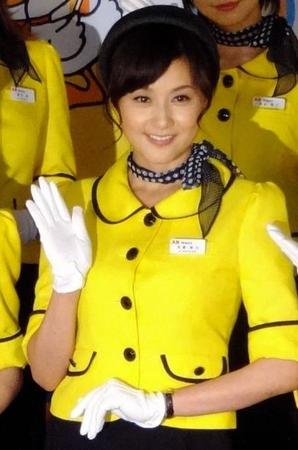 「ある日、アヒルバス」のバスガイド衣装を身に着けた藤原紀香