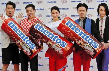 脱ぎグセを告白した秋元才加（中央）＝東京・六本木