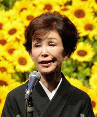 愛川欽也さんを偲ぶ会で喪主あいさつをする、うつみ宮土理＝東京都内（撮影・佐々木彰尚）