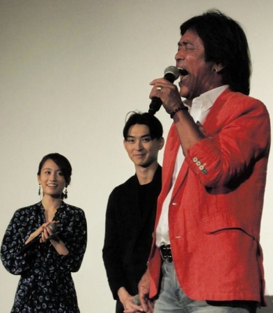 前田敦子（左）、松田翔太（中）の前で「愛のメモリー」を熱唱する松崎しげる＝都内