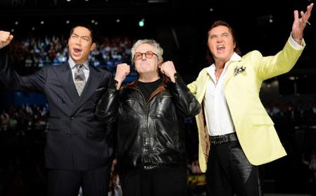 記念撮影で「マッドマックス！！」と叫ぶ（左から）ＡＫＩＲＡ、ジョージ・ミラー監督、竹内力＝東京都内（撮影・開出　牧）