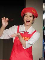 お手製のパルムを「あ～ん」する足立梨花＝東京・六本木ヒルズのカフェ「パルムアニバーサリー」