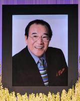 祭壇に飾られた愛川欽也さんの遺影＝東京都内（撮影・佐々木彰尚）