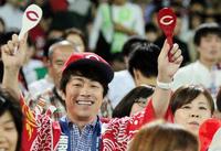 スタンドでカープに声援を送る田村淳（左）と高橋真麻＝マツダスタジアム（撮影・出月俊成）