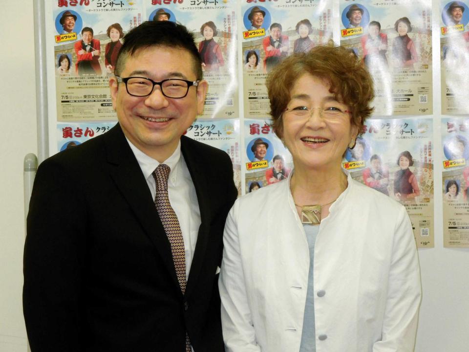 　倍賞千恵子（右）と指揮者の山本祐ノ介氏