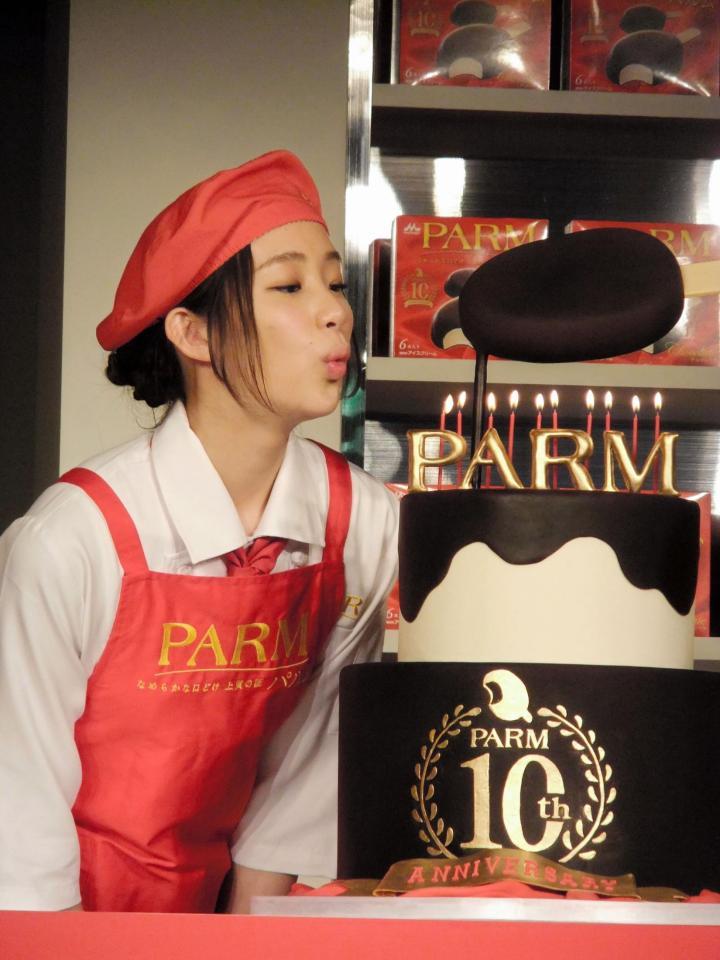 アニバーサリーケーキのロウソクを吹き消す足立梨花＝東京・六本木ヒルズのカフェ「パルムアニバーサリー」