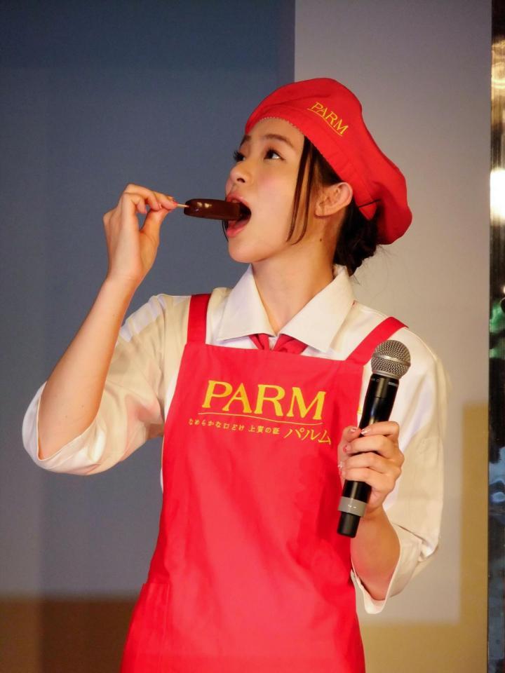 お手製のパルムをほおばる足立梨花＝東京・六本木ヒルズのカフェ「パルムアニバーサリー」