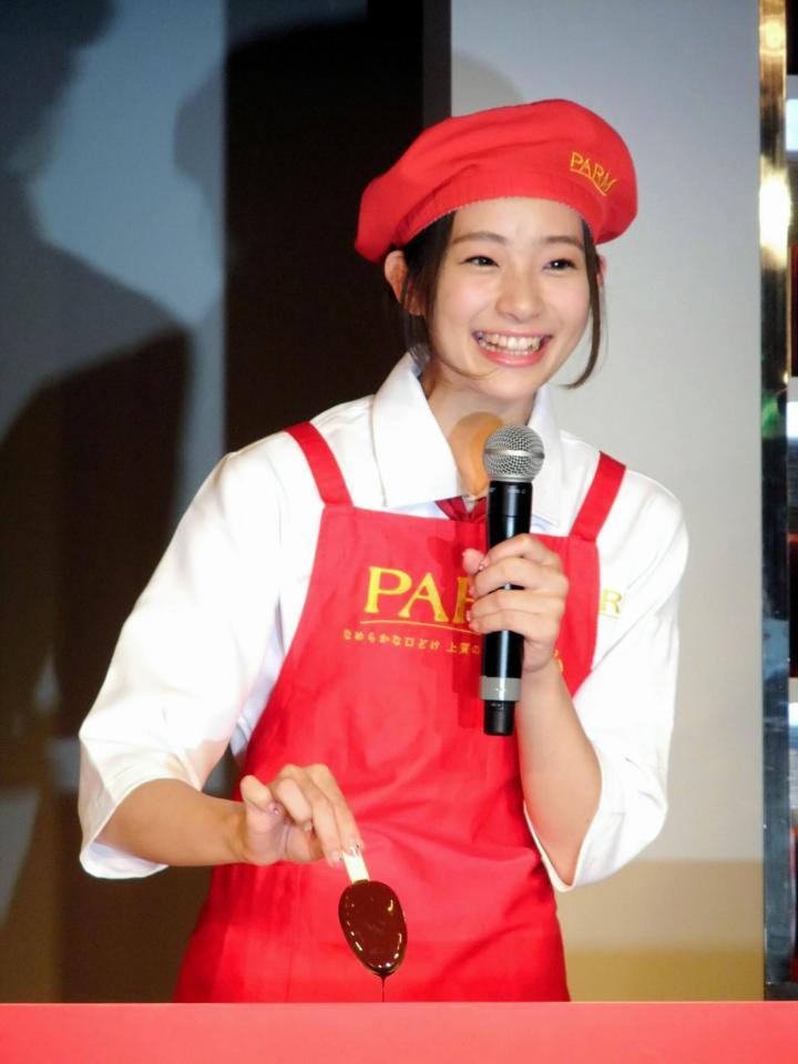 アイスのチョコ漬けを体験する足立梨花＝東京・六本木ヒルズのカフェ「パルムアニバーサリー」