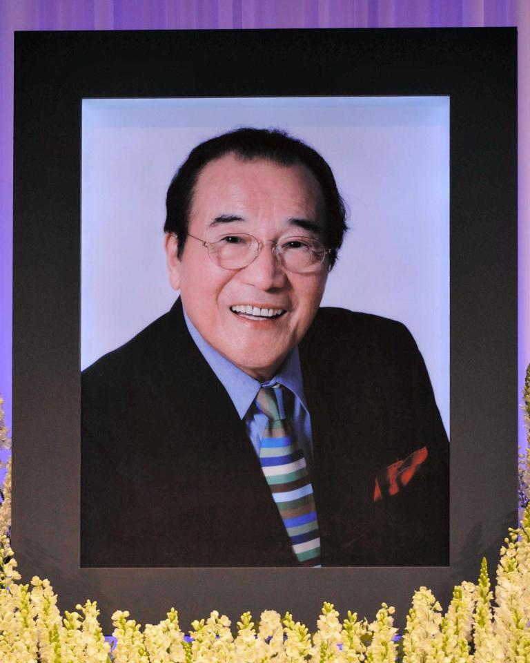 祭壇に飾られた愛川欽也さんの遺影＝東京都内（撮影・佐々木彰尚）