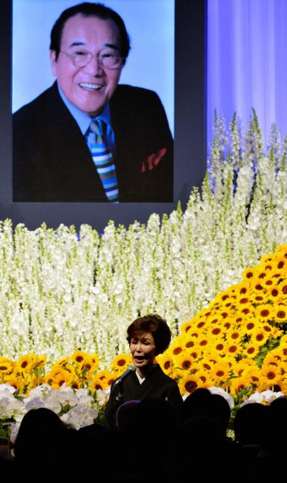 愛川欽也さんを偲ぶ会で喪主あいさつをするうつみ宮土理＝東京・グランドプリンス新高輪（撮影・佐々木彰尚）