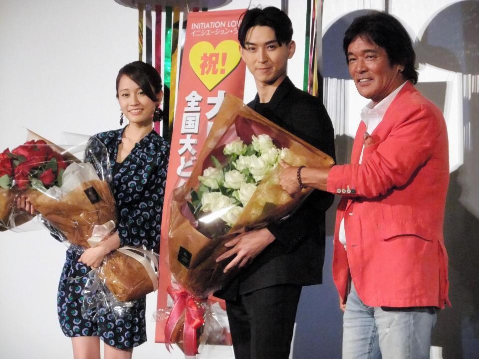 舞台あいさつした（左から）前田敦子、松田翔太、松崎しげる＝ＴＯＨＯシネマズ六本木ヒルズ