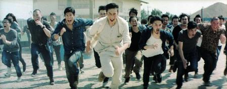 　仲間達と敵に向かって突進する伊勢谷友介（中央）