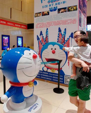 　「ＳＴＡＮＤ　ＢＹ　ＭＥ　ドラえもん」を上映する映画館に飾られた人形＝中国湖北省（共同）