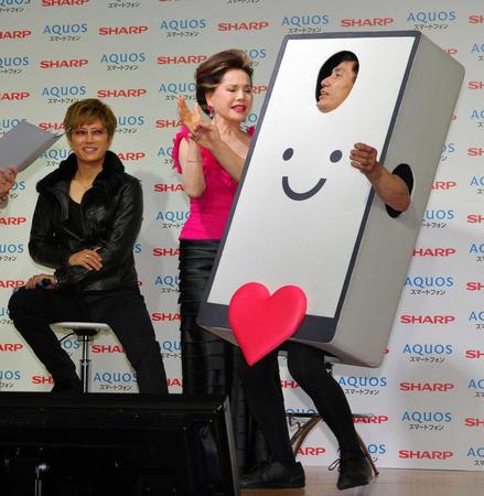 　エスパー伊東（右）に喝を入れるデヴィ夫人。左はＧＡＣＫＴ＝東京・北品川の大崎ブライトコア