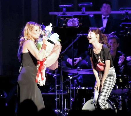 　イディナ・メンゼル（左）に花束を贈呈した神田沙也加＝日本武道館