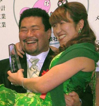 佐々木健介（左）、北斗晶夫妻