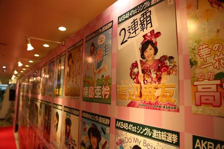 博多で開催されているＡＫＢ４８総選挙のポスター展