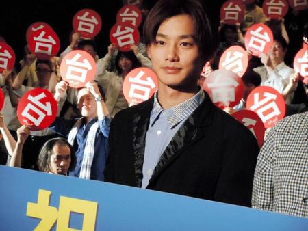 映画「台風のノルダ」初日舞台あいさつに登場した野村周平＝東京・ＴＯＨＯシネマズ新宿