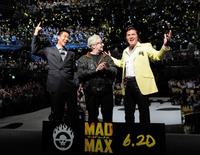 　「マッドマックス！！」と叫ぶ（左から）ＡＫＩＲＡ、ジョージ・ミラー監督、竹内力
