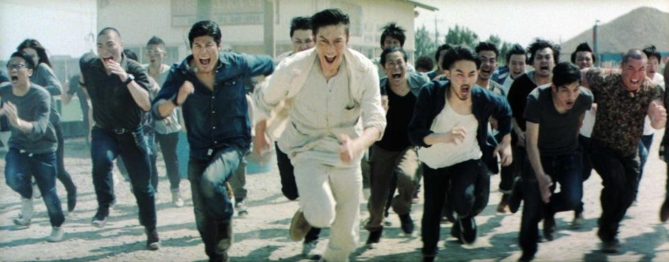 　仲間達と敵に向かって突進する伊勢谷友介（中央）