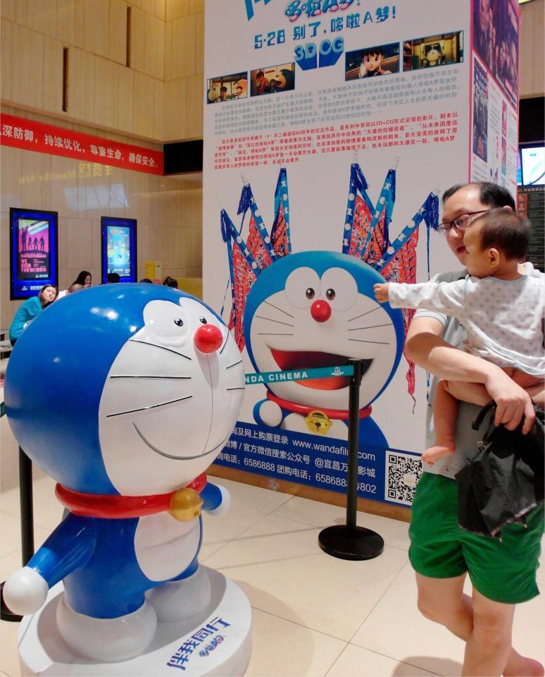 　「ＳＴＡＮＤ　ＢＹ　ＭＥ　ドラえもん」を上映する映画館に飾られた人形＝中国湖北省（共同）