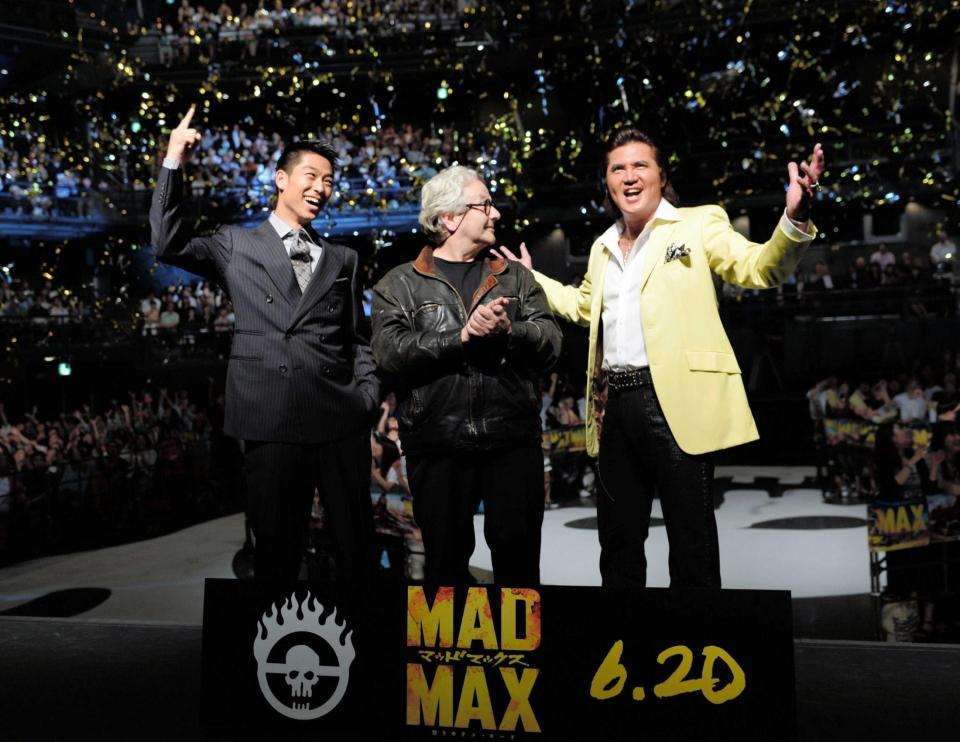 　「マッドマックス！！」と叫ぶ（左から）ＡＫＩＲＡ、ジョージ・ミラー監督、竹内力