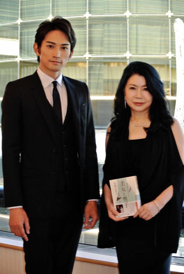 　町田啓太（左）の「感じの悪い男」演技を絶賛した田渕久美子氏＝東京・目黒