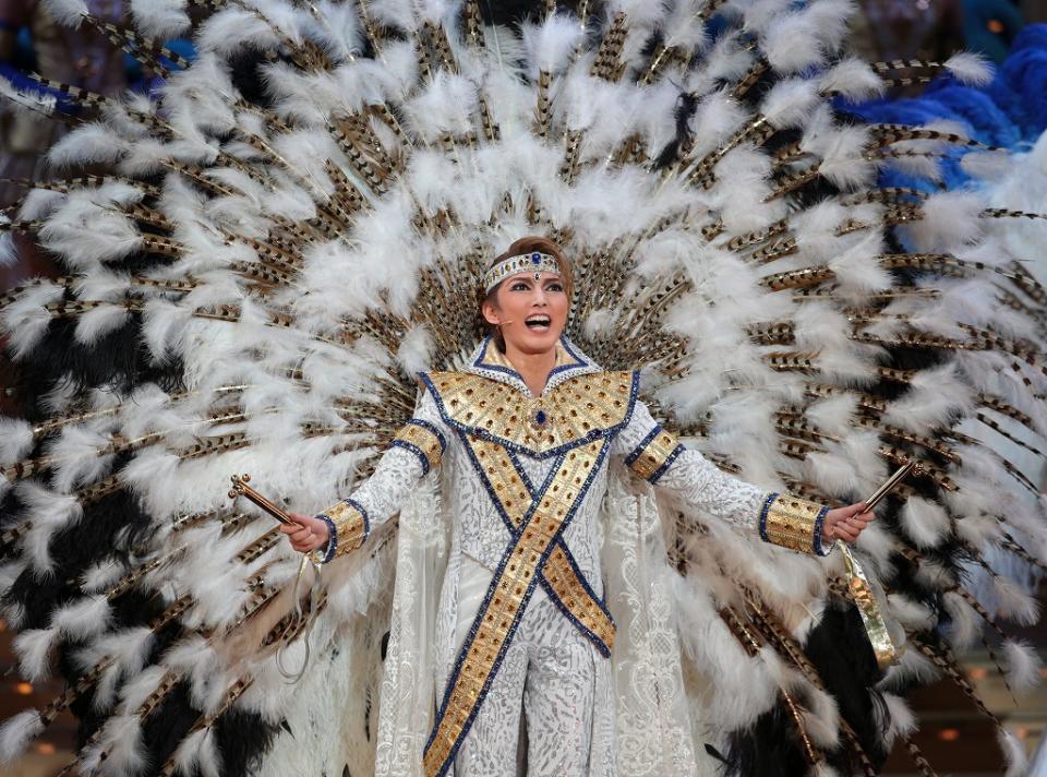 トップの証である羽根を背負った宙組新トップスター朝夏まなと＝兵庫県・宝塚大劇場